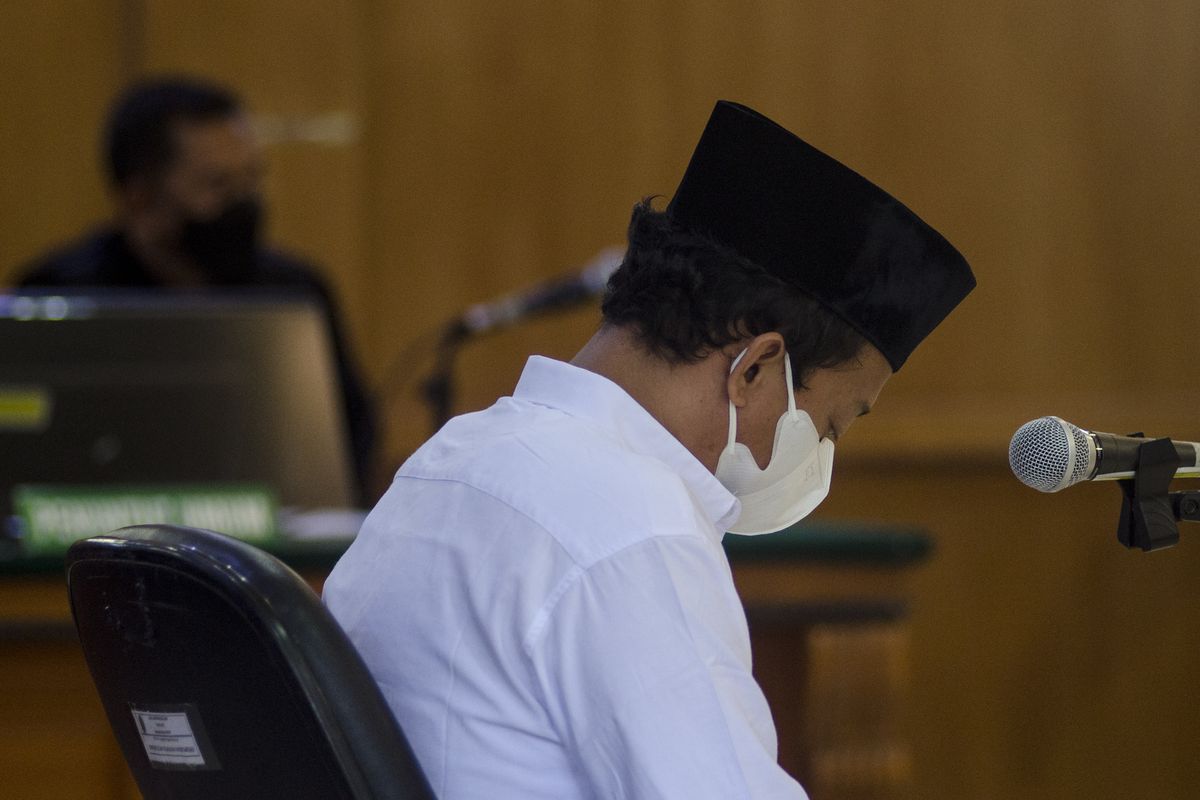 (Filed photo) Indonesia's Supreme Court rejected the appeal by Herry Wirawan, an Islamic boarding school teacher who was sentenced to death in April last year for raping 13 students in different places, including on the school premises. This announcement was published on the Supreme Court website on Tuesday, January 3, 2023, following the verdict given by a panel of three Supreme Court justices led by Sri Murwahyuni on December 24, 2022.  