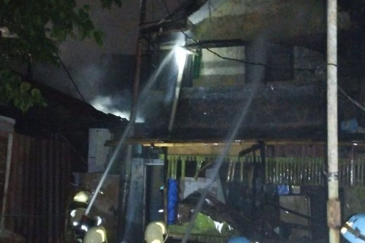 Penampakan rumah yang terbakar di kawasan Menteng Atas, setiabudi, Jakarta Selatan, Jumat (7/7/2023).