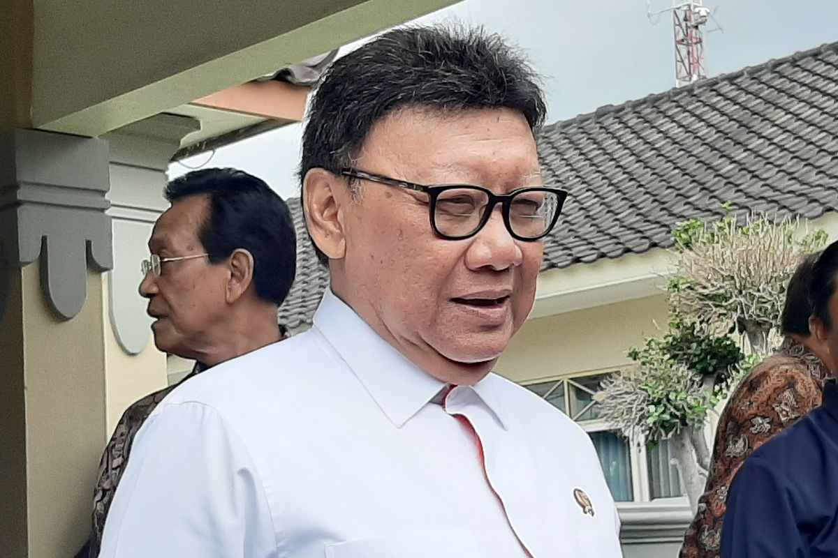 Menteri Pendayagunaan Aparatur Negara dan Reformasi Birokrasi Tjahjo Kumolo saat ditemui wartawan usai menghadiri acara penilaian Akuntabilitas Kinerja Instansi Pemerintah dan Reformasi Birokrasi tahun 2019 lingkup Pemda DIY dan Pemkab/Kota di Kepatihan, Senin (4/11/2019).