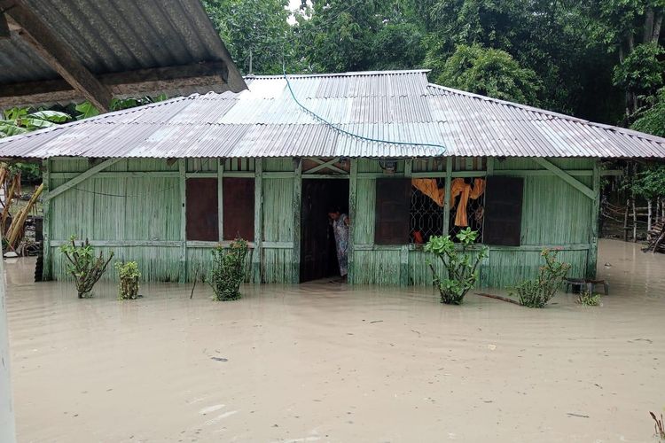 Banjir Terjang Rote Ndao, 40 Warga Desa Helebeik Mengungsi