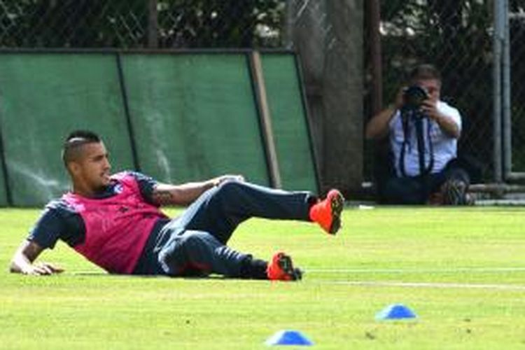 Gelandang Cile, Arturo Vidal, merebahkan tubuh di lapangan saat sesi latihan di Toca da Raposa di Belo Horizonte, 11 Juni 2014, jelang pertandingan melawan Australia pada laga perdana penyisihan Grup B Piala Dunia 2014.