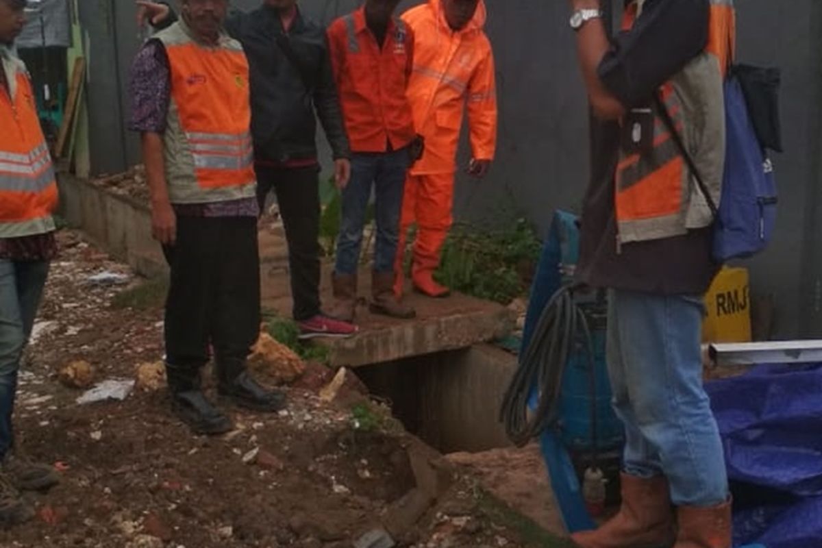 Pelaksana proyek Tol Becakayu bangun bak kontrol di wilayah RW 011, Kelurahan Cipinang Melayu, Kecamatan Makasar, Jakarta Timur, guna atas banjir di wilayah setempat, Jumat (6/12/2019).