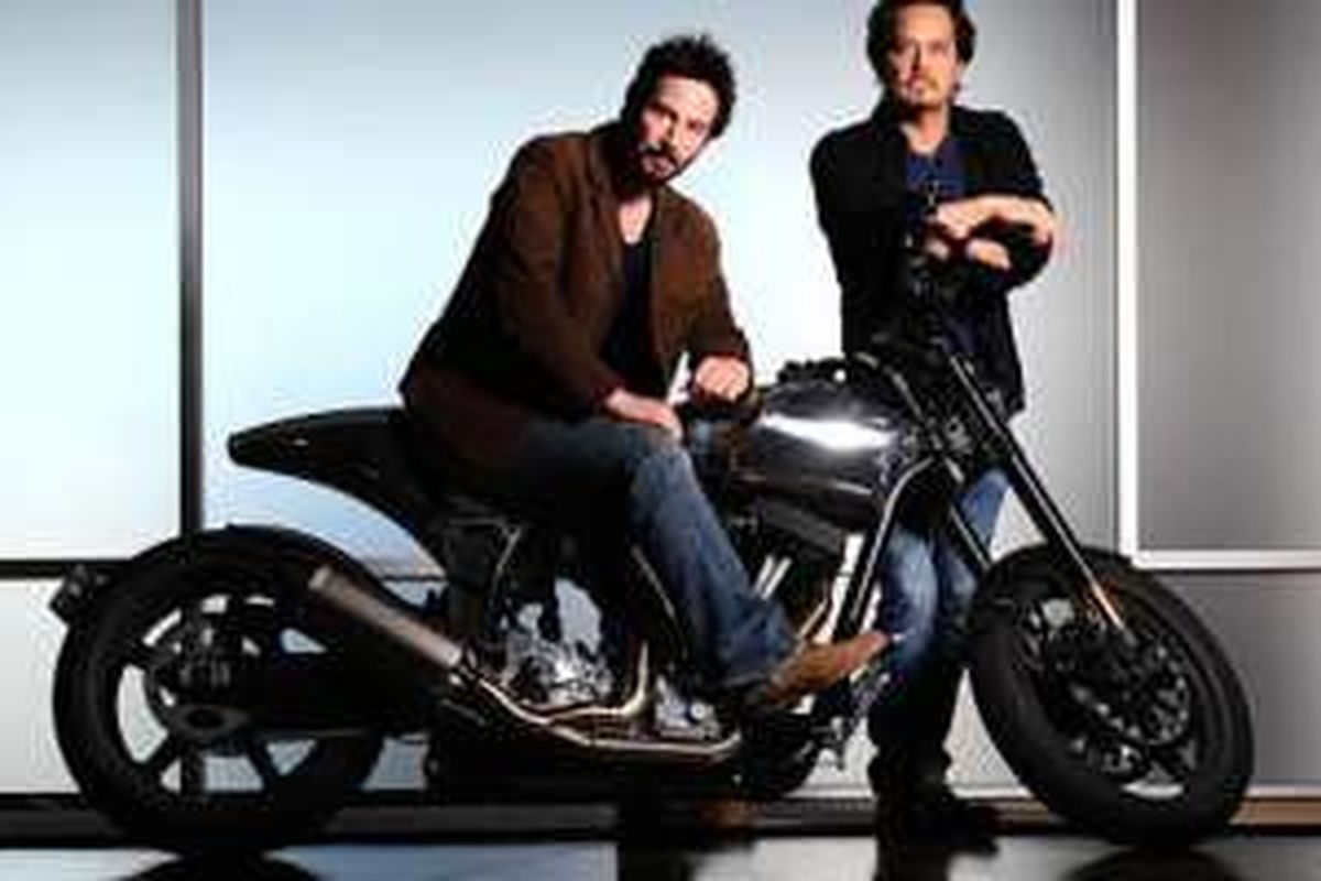 Aktor Hollywood Keanu Reeves bersama dengan rekannya Gard Hollinger.