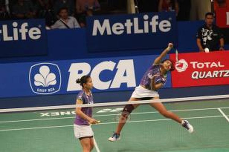 Pemain ganda putri Indonesia, Nitya Krishinda Maheswari (kanan)/Greysia Polii, memukul bola ke arah pamain Amerika Serikat, Eva Lee/Payla Lynn Obanana, pada babak pertama BCA Indonesia Open Superseries Premier 2015 di Istora Senayan, Jakarta. Nitya/Greysia menang 21-13, 21-10.
