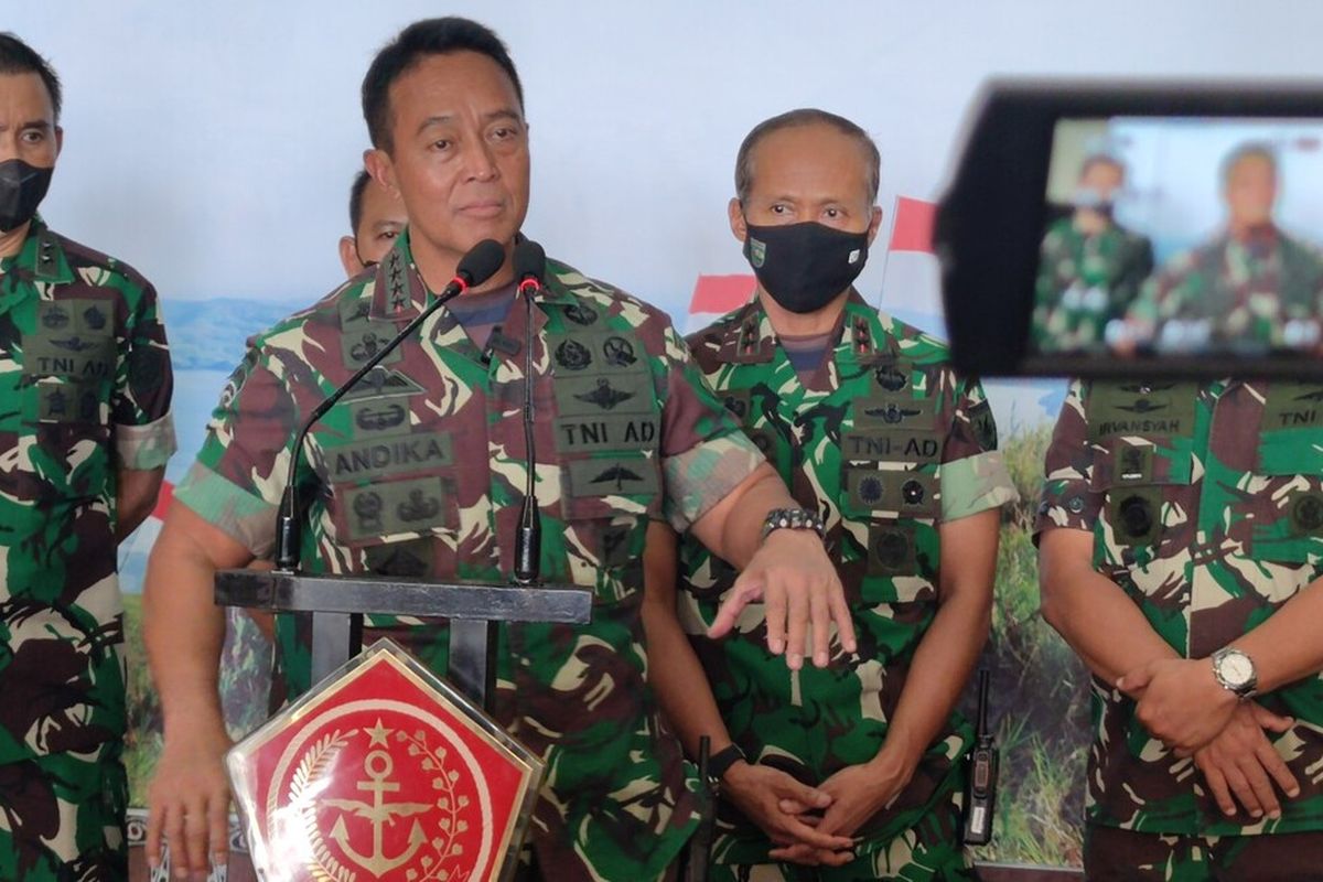 Panglima TNI Jenderal Andika Perkasa tengah memberi keterangan pers kepada wartawan di Makodam XVII/Cenderawasih, Jayapura, Papua, Rabu (1/12/2021)