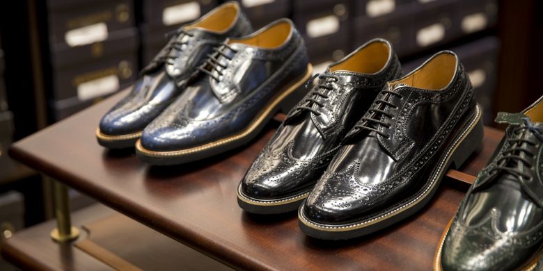7 Sepatu Yang Wajib Dimiliki Para Pria Sneaker Hingga Oxford Halaman All Kompas Com