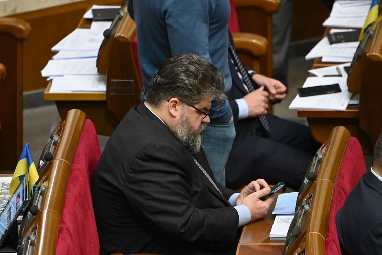 Politisi Ukraina bernama Bohdan Yaremenko ketahuan menggunakan ponselnya untuk menghubungi PSK menggunakan aplikasi kencan dalam sidang parlemen di KIev pada 31 Oktober 2019.