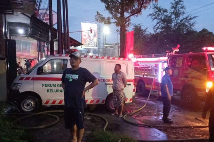 Petugas pemadam kebakaran, saat memadamkan api yang membakar balai desa Sarirejo Kaliwungu Kendal Jawa Tengah. KOMPAS.COM/SLAMET PRIYATIN