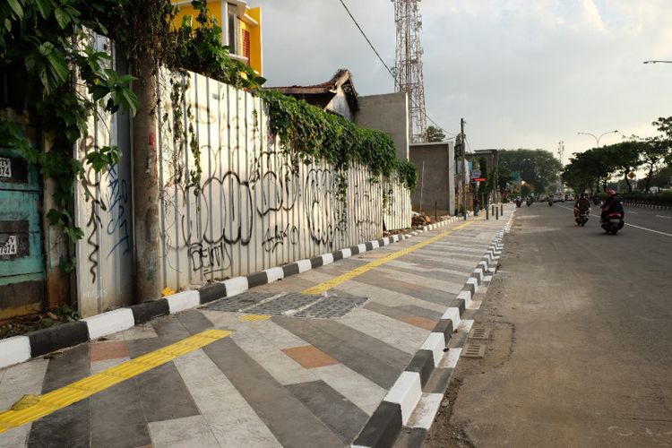 Penataan trotoar di Jalan Margonda Raya, Depok, sepanjang 700 meter rampung dibangun.
