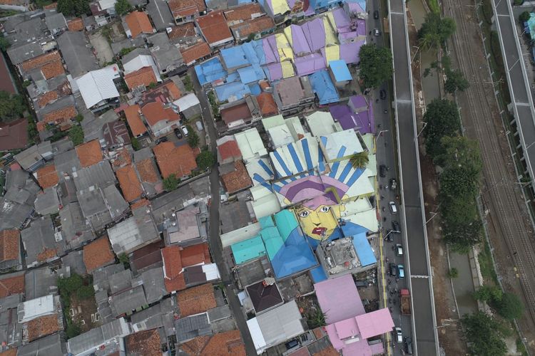 Pengecetan mural atap rumah di sekitar Flyover Lenteng Agung, Jagakarsa, Jakarta Selatan telah selesai pada Senin (11/1/2021).