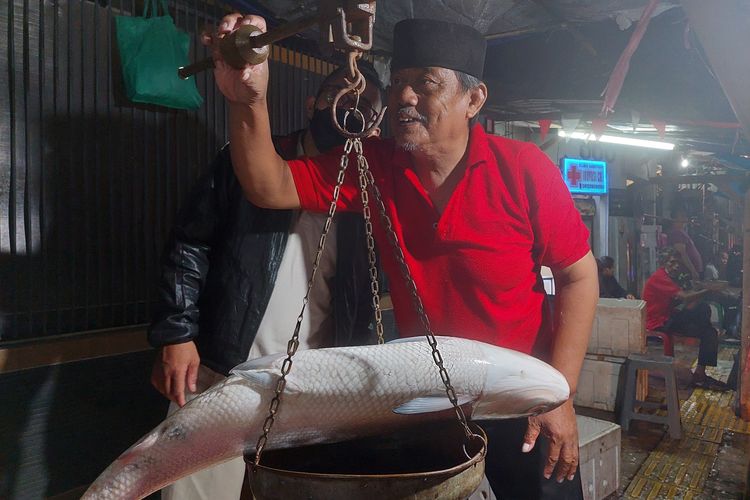 Safii (60), memilih berdagang ikan bandeng di Rawa Belong setahun sekali setiap menjelang Imlek, Jumat (28/1/2022).