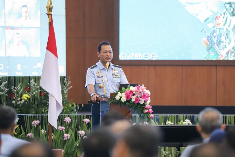 Kepala Staf TNI AU (KSAU) Marsekal Mohamad Tonny Harjono menggelar entry briefing usai dilantik menjadi orang nomor satu matra udara.  Dalam entry briefing yang digelar secara luring dan daring di GSG Suharnoko Harbani, Markas Besar TNI AU (Mabesau), Cilangkap, Jakarta Timur, Selasa (16/4/2024), KSAU Tonny menyampaikan komitmennya memperkuat TNI AU.