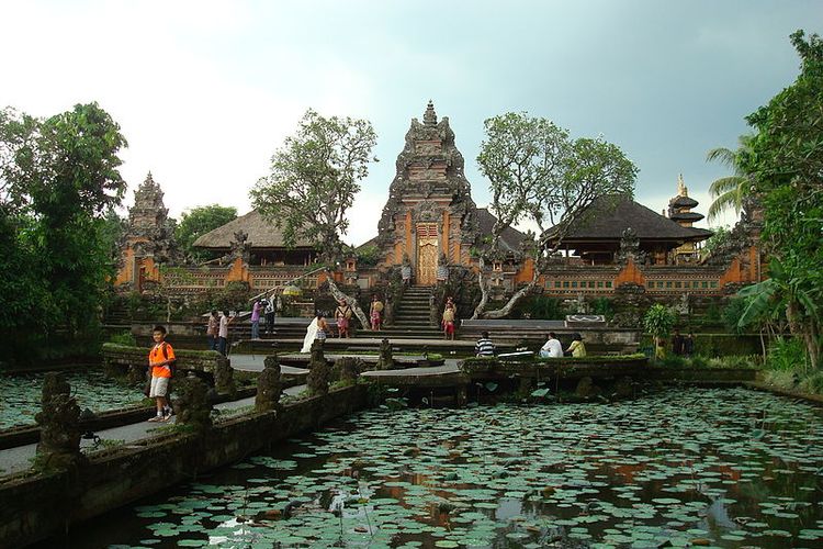 Pintu gerbang candi Hindu di Bali, Pura Taman Saraswati.