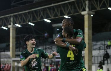 Gelandang Persebaya Surabaya, Arsenio Valpoort, merayakan gol ke gawang Persela Lamongan pada laga lanjutan Liga 1 2021-2022 pada Kamis (10/2/2022) malam WIB.