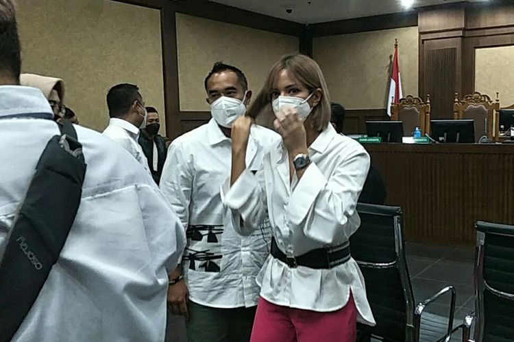 Terdakwa kasus penyalahgunaan narkoba, artis Nia Ramadhani (kanan) dan suaminya, pengusaha Ardi Bakrie selesai sidang ketiga di Pengadilan Negeri Jakarta Pusat, Kamis (16/12/2021).