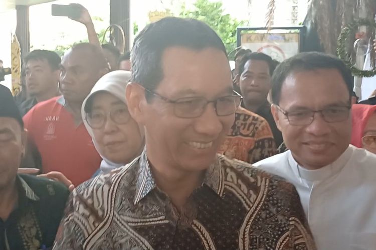 Penjabat (Pj) Gubernur DKI Jakarta Heru Budi Hartono saat tiba di Gereja Katedral Jakarta, Jakarta Pusat, Minggu (24/12/2023).