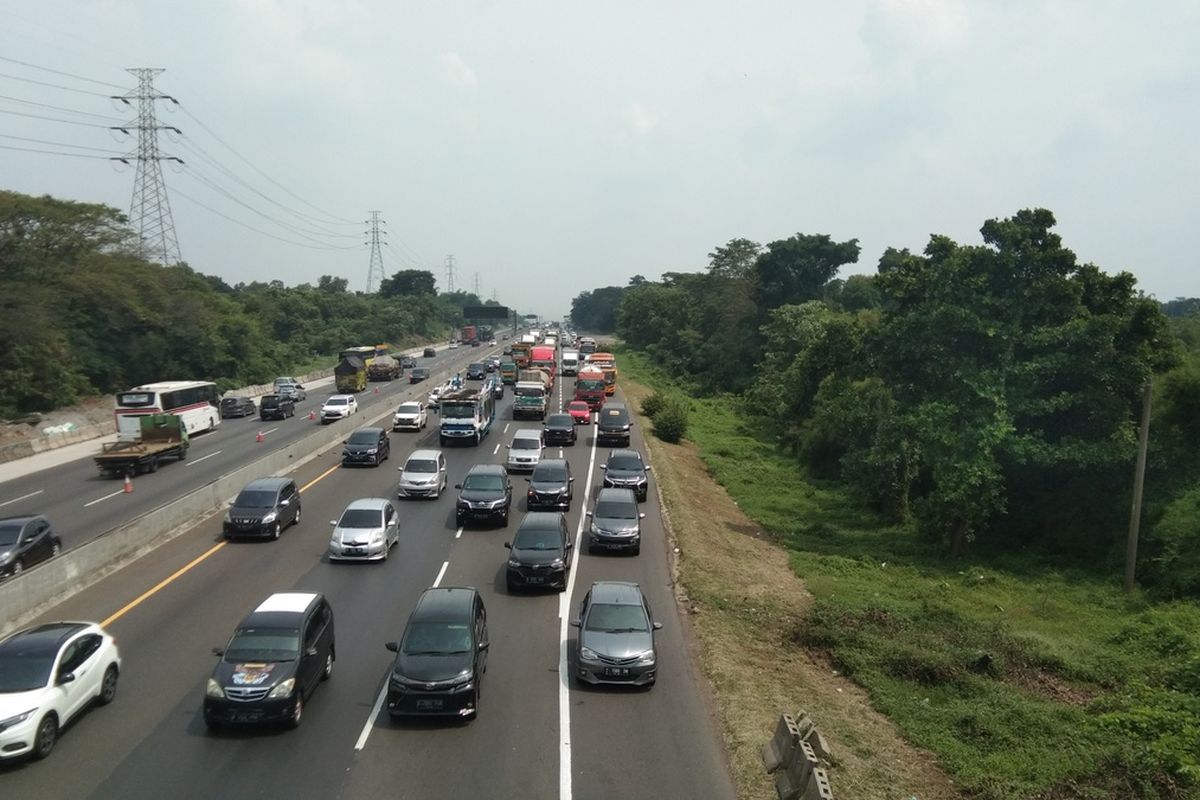 Arus lalu lintas di tol Japek Km 50 nampak padat merayap, Sabtu (14/5/2022).