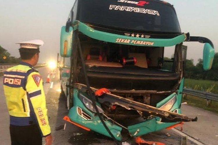 Bus Pariwisata Tabrak Truk di Tol Jombang-Mojokerto, 13 Penumpang Luka-luka

