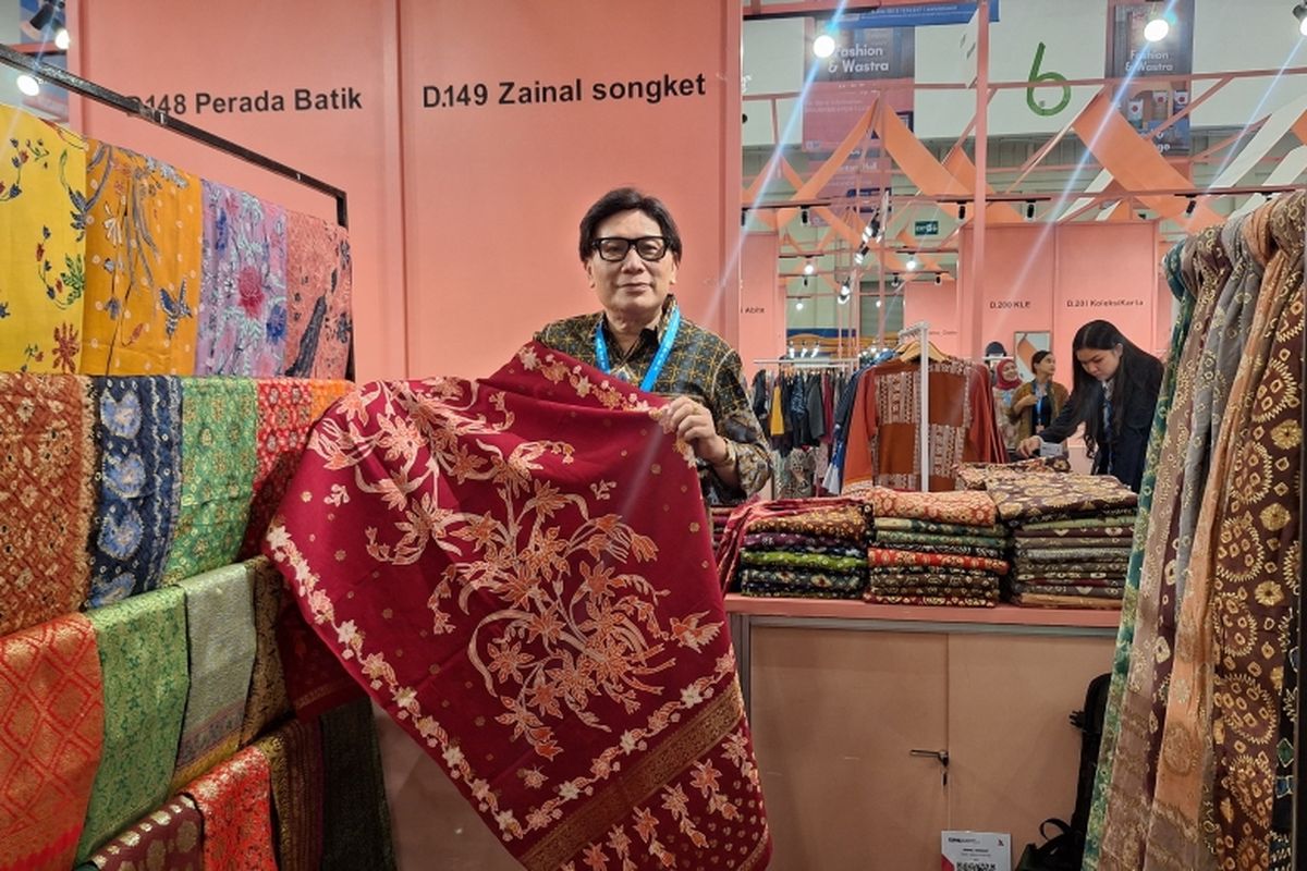 Zainal Songket mengangkat songket Palembang ke pentas global di BRI UMKM Expo(RT) 2025.