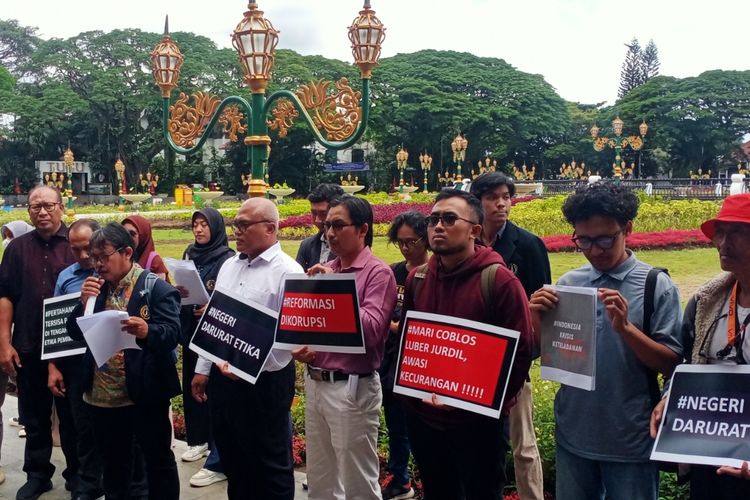 Aksi seruan menyikapi kondisi negara saat ini yang diikuti oleh para akademisi dan masyarakat sipil pada Senin (5/2/2024) di Alun-Alun Tugu, Kota Malang, Jawa Timur. 