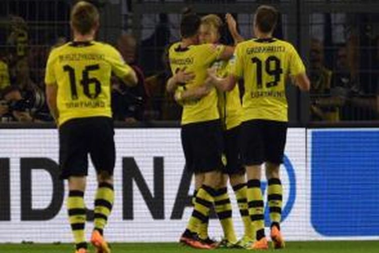 Para pemain Borussia Dortmund merayakan gol yang dicetak Robert Lewandowski (kedua dari kiri) ke gawang Werder Bremen pada laga di Signal Iduna Park, Jumat atau Sabtu (24/8/2013) dini hari WIB. Dortmund menang 1-0 atas Bremen.