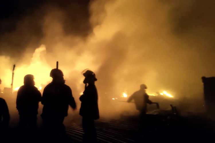 Petugas pemadam kebakaran berusaha memadamkan api yang membakar Pasar Kesamben, Kabupaten Blitar, Minggu (27/11/2022) malam.