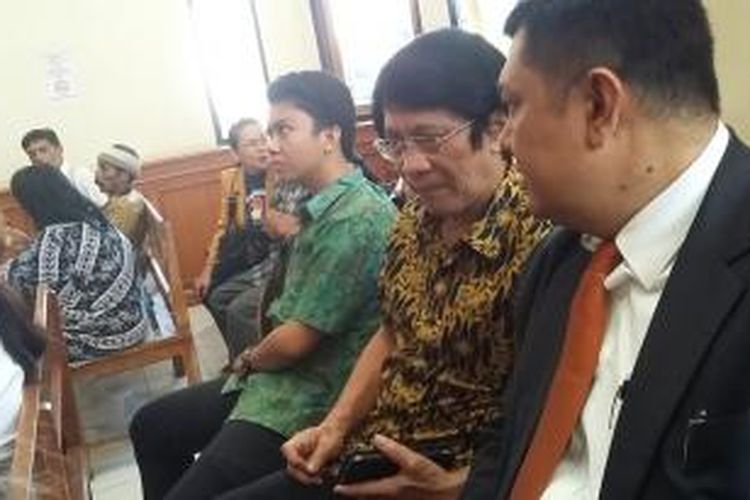 Kak Seto (kemeja batik cokelat) saat di ruang sidang PN Denpasar. 