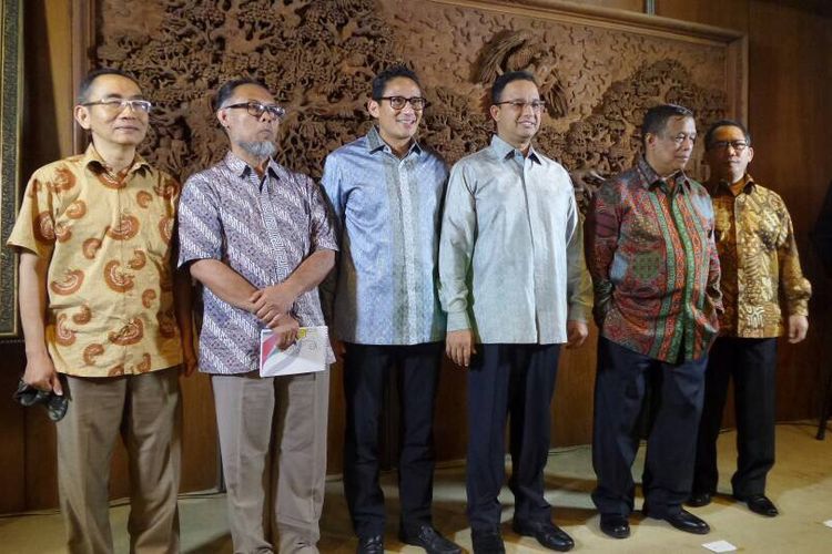 Gubernur dan Wakil Gubernur DKI Jakarta terpilih, Anies Baswedan dan Sandiaga Uno, memperkenalkan anggota tim yang membantu mereka menyerap aspirasi warga jelang pelantikan, Senin (8/5/2017). Mereka adalah Boy Sadikin, Djoko Santoso, Bambang Widjojanto, serta Adnan Pandu Praja. 