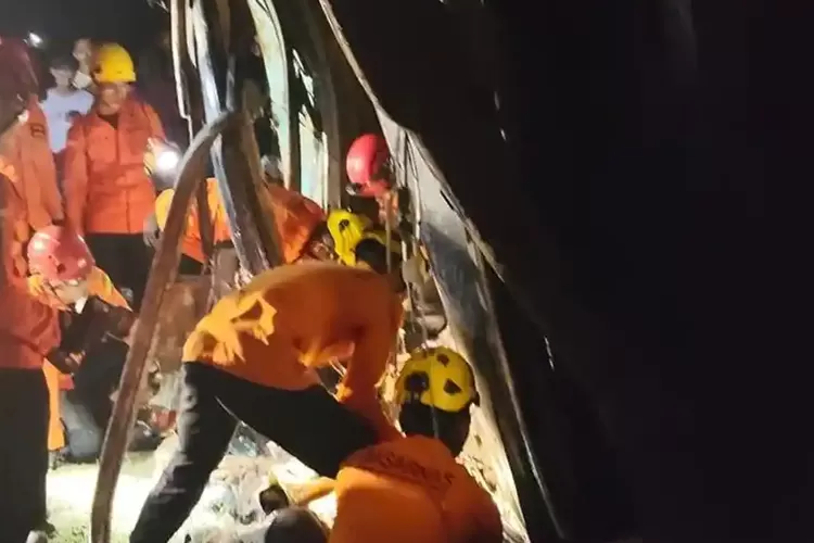 Bus Zentrum Kecelakaan di Tol Pejagan-Pemalang Brebes: 1 Tewas Terjepit, Puluhan Luka-Luka