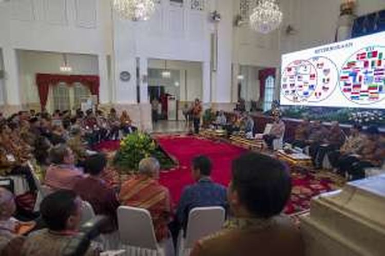 Suasana Presiden Joko Widodo saat rapat kerja pemerintah bersama kepala daerah se-Indonesia di Istana Negara, Jumat (8/4/2016).