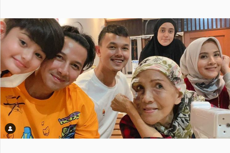 Artis senior Waty Siregar (kanan bawah) bersama dua anaknya, Sonny Septian dan Elma Theana.