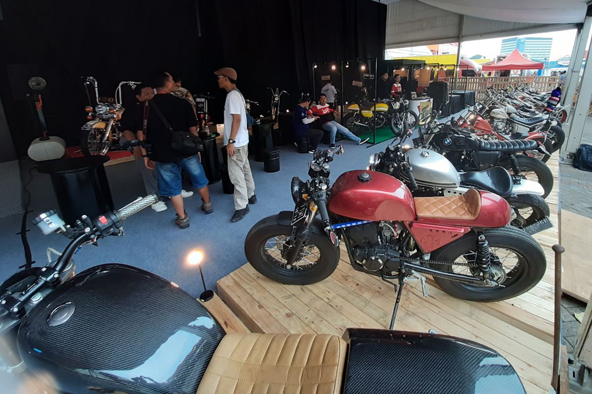 Pengunjung bisa melakukan test ride motor custom di booth ICEC