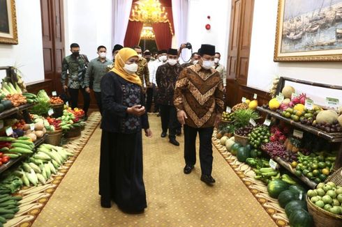 Ketika Khofifah Kupaskan Nanas Pasir Kelud 1 untuk Prabowo di Grahadi Surabaya...