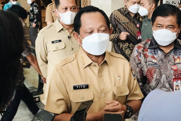 Menteri Dalam Negeri (Mendagri) Tito Karnavian ditemui pasca menghadiri rapat kerja nasional camat di Hotel Grand Sahid Jakarta, Jumat (1/4/2022).