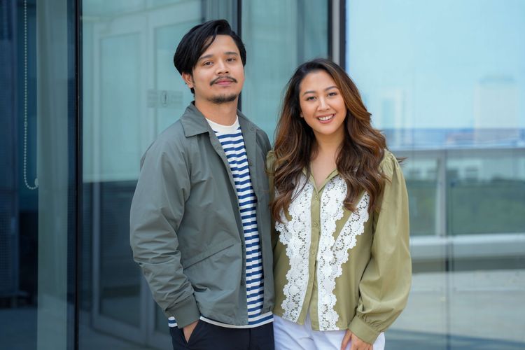 Artis peran Derby Romero (kiri) dan Sherina Munaf berpose saat berkunjung ke Menara Kompas, Palmerah, Jakarta, Kamis (24/8/2023), untuk promo film ''Petualangan Sherina 2''.