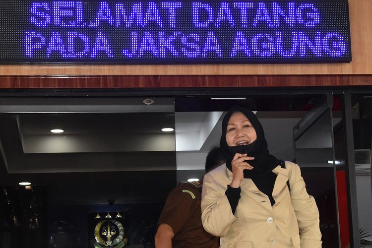 Pengacara dari buronan kasus korupsi pengalihan hak tagih (cessie) Bank Bali Djoko Tjandra, Anita Kolopaking keluar ruangan usai menjalani pemerikaan di Gedung Jaksa Agung Muda Pengawasan Kejagung, Jakarta, Senin (27/7/2020). Kejaksaan Agung memeriksa Anita Kolopaking terkait pertemuannya dengan Kepala Kejaksaan Negeri Jakarta Selatan Anang Supriatna yang diduga terkait dengan penanganan perkara Djoko Tjandra. ANTARA FOTO/Indrianto Eko Suwarso/pras.