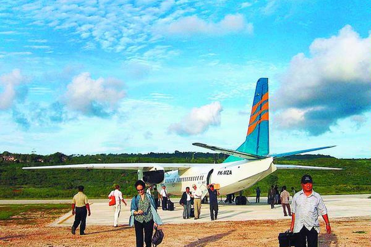Lapangan terbang yang dibangun oleh Wakatobi Dive Resorts di Maranggo, Pulau Tomia, menjadi pintu utama wisatawan mancanegara ke Wakatobi.