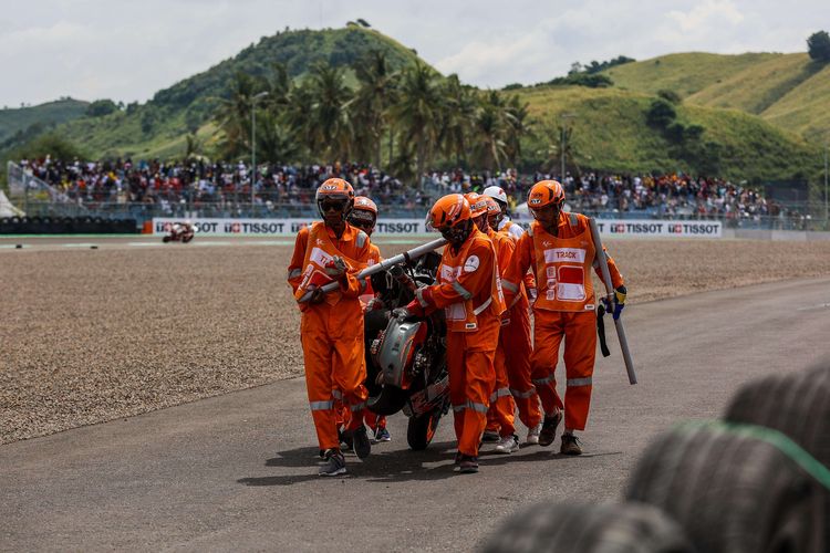 Motor milik pembalap Repsol Honda Team, Marc Marquez diangkut marshal usai terjatuh saat sesi pemanasan di Pertamina Mandalika International Street Circuit, Praya, Lombok Tengah, NTB, Minggu (20/3/2022). Marc Marquez mengalami highside crash saat berupaya membelokkan motor RC213V di Tikungan 7.