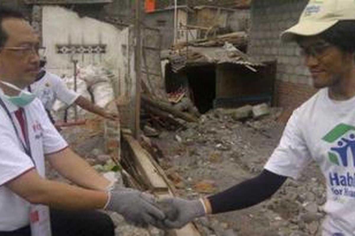 Achmad S Sofwan (kiri) menyerahkan bantuan secara simbolis ke sukarelawan