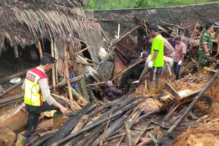 Suasana pencarian korban tanah longsor di Dusun Cimapag, Kecamatan Cisolok, Sukabumi, Jawa Barat, Rabu (2/1/2019).