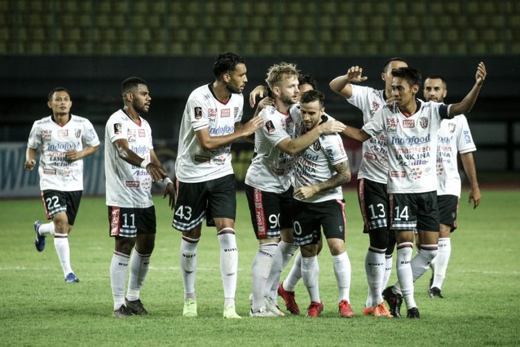 Para pemain Bali United merayakan gol ke gawang Semen Padang pada laga penyisihan Grup B Piala Presiden 2019, di Stadion Patriot, Bekasi, Jawa Barat, Senin (11/3/2019).