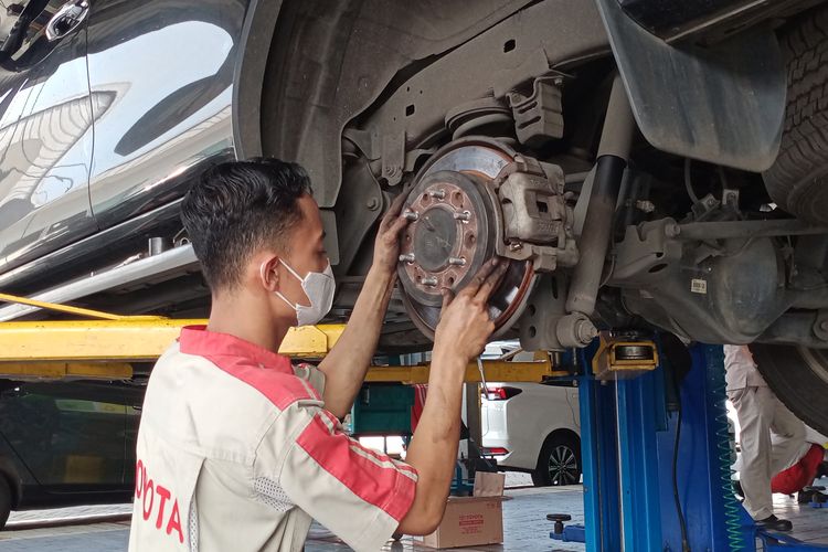 Teknisi dealer dan bengkel Toyota Kartika Sari yang berada di Kota Malang, Jawa Timur