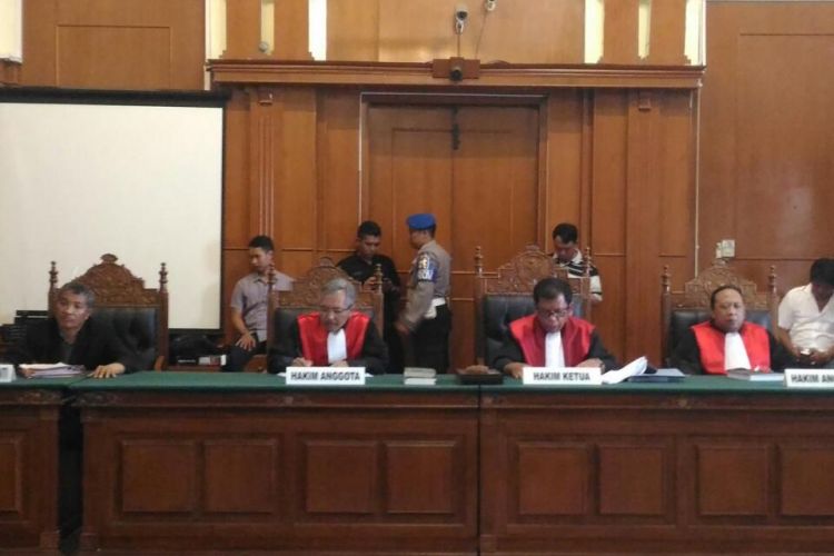 Sidang Putusan kasus pengelolaan Pasar Turi di Pengadilan Negeri Surabaya, Selasa (21/3/2017)