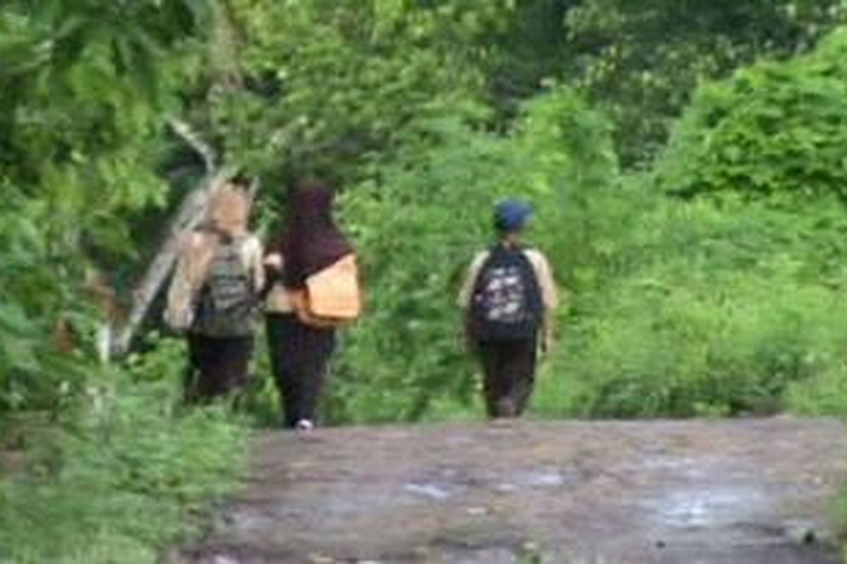 Demi bersekolah ke kota sejumlah anak-anak terpencil di Polewlai mandar sulaweis barat rela menempuh perjalan kaki berkilo-kilometer menembus belantara hutan dan pegunungan. Minimnya sarana pendidikan dan akses jalan desa dna dusun yang tidak memadai membuat anak-anak desa ini harus berjuang lebih keras agar bis amendapatkan pendidikan yang layak.