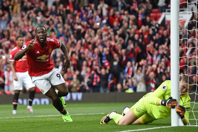 Romelu Lukaku mencetak gol Manchester United ke gawang Everton pada partai lanjutan Premier League, kasta pertama Liga Inggris, di Stadion Old Trafford, Minggu (17/9/2017).