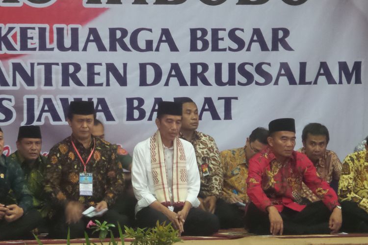 Presiden Joko Widodo saat bersilaturahmi dengan santri dan ulama di Pondok Pesantren Darussalam, Ciamis, Jawa Barat, Sabtu (10/6/2017).
