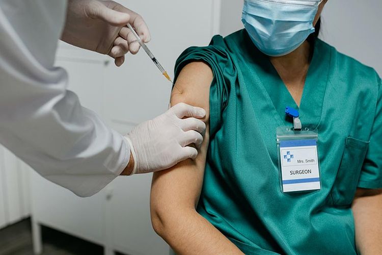 Ilustrasi vaksinasi flu kepada Nakes. Rencananya sebanyak lebih dari 3.000 nakes di Banyuwangi akan disuntik vaksin pada Selasa (9/8/2022) mendatang.