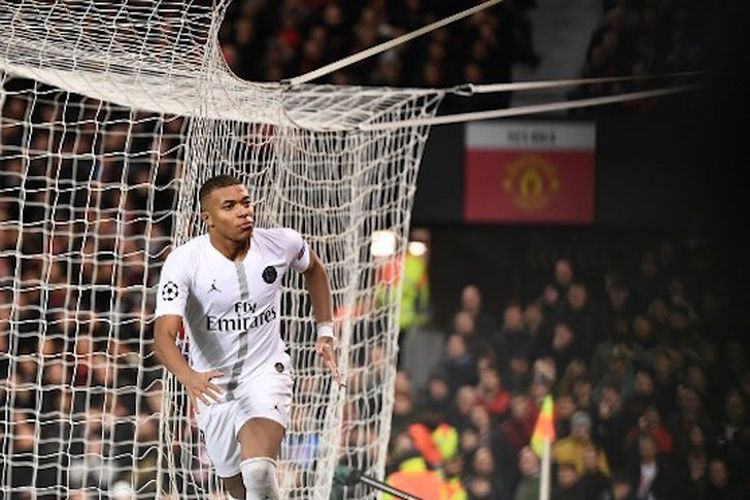 Kylian Mbappe merayakan golnya pada pertandingan Manchester United vs PSG di Stadion Old Trafford dalam babak 16 besar Liga Champions, 12 Februari 2019. 