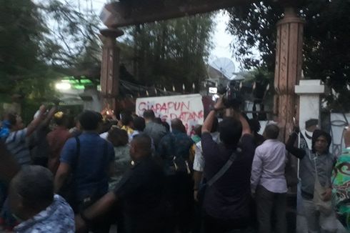 Khofifah dan Gubernur Papua Ditolak Masuk Asrama Mahasiswa Papua di Surabaya