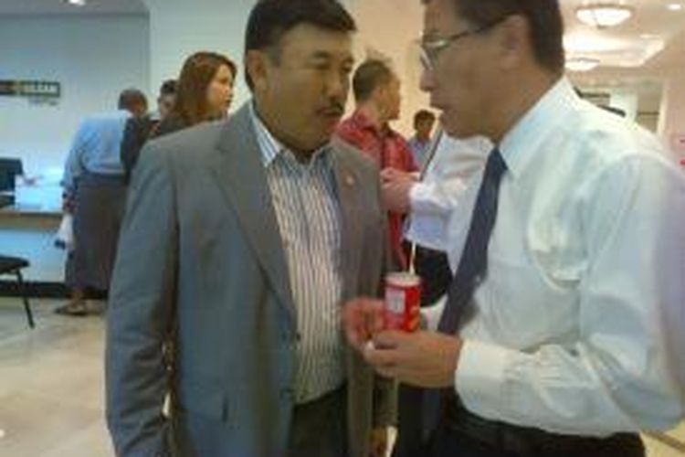 Duta Besar RI di Yangon Ito Sumardi (kiri) berbincang dengan CEO Lippo Group James Riyadi saat meninjau Pun Hlain Siloam Hospital, Yangon, akhir pekan lalu.